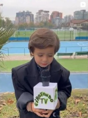 Niño con micrófono de Girotondo TV