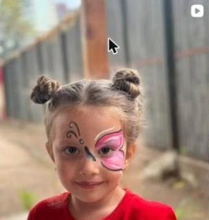 Niña con la cara pintada de mariposa